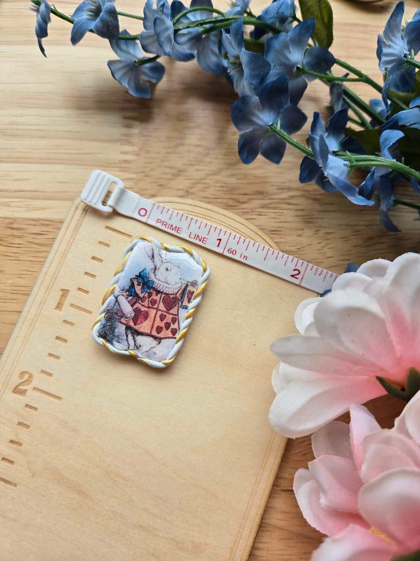 Gold Trim Rabbit Needle Minder