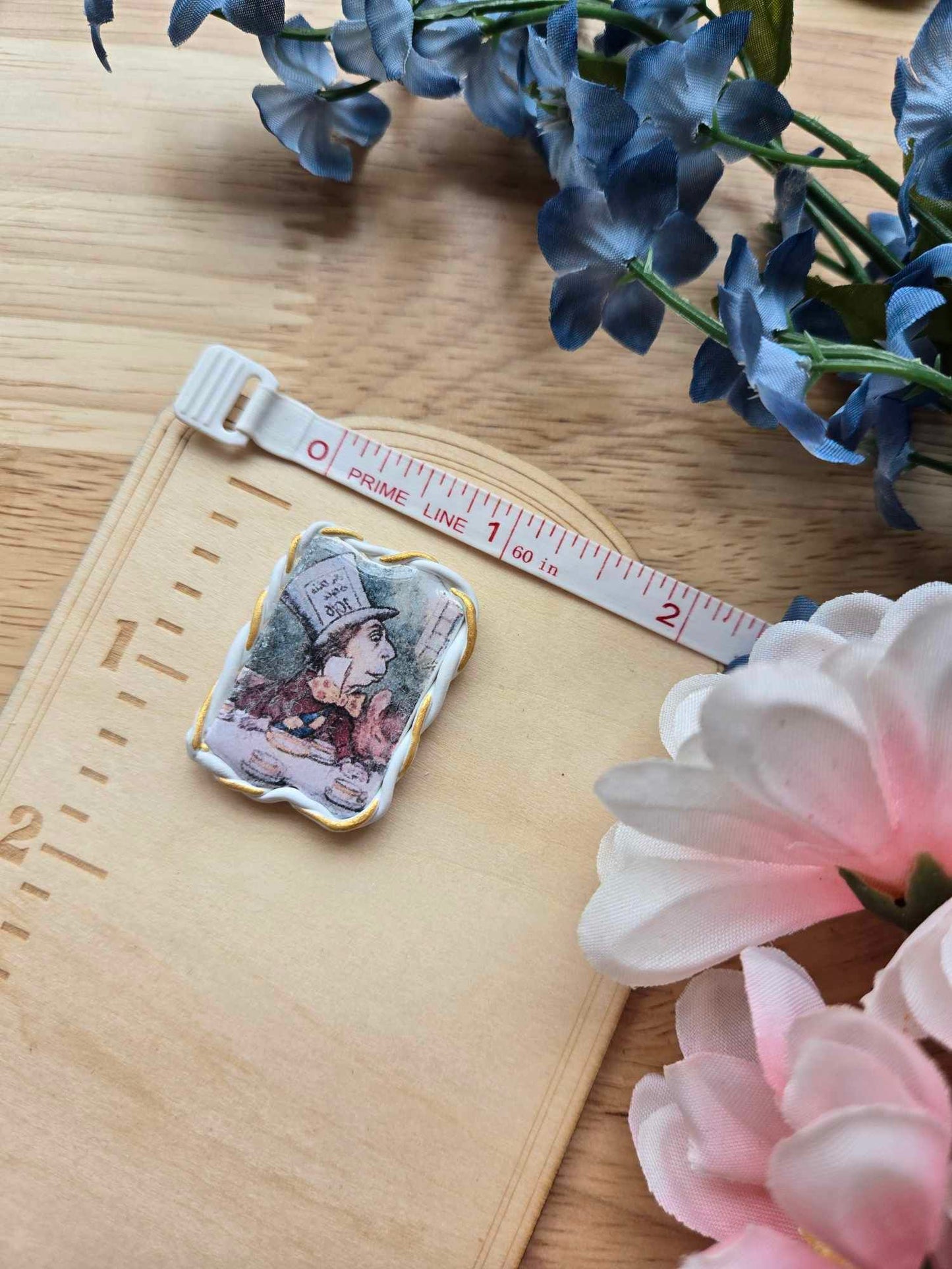 Gold Trim Hatter Needle Minder