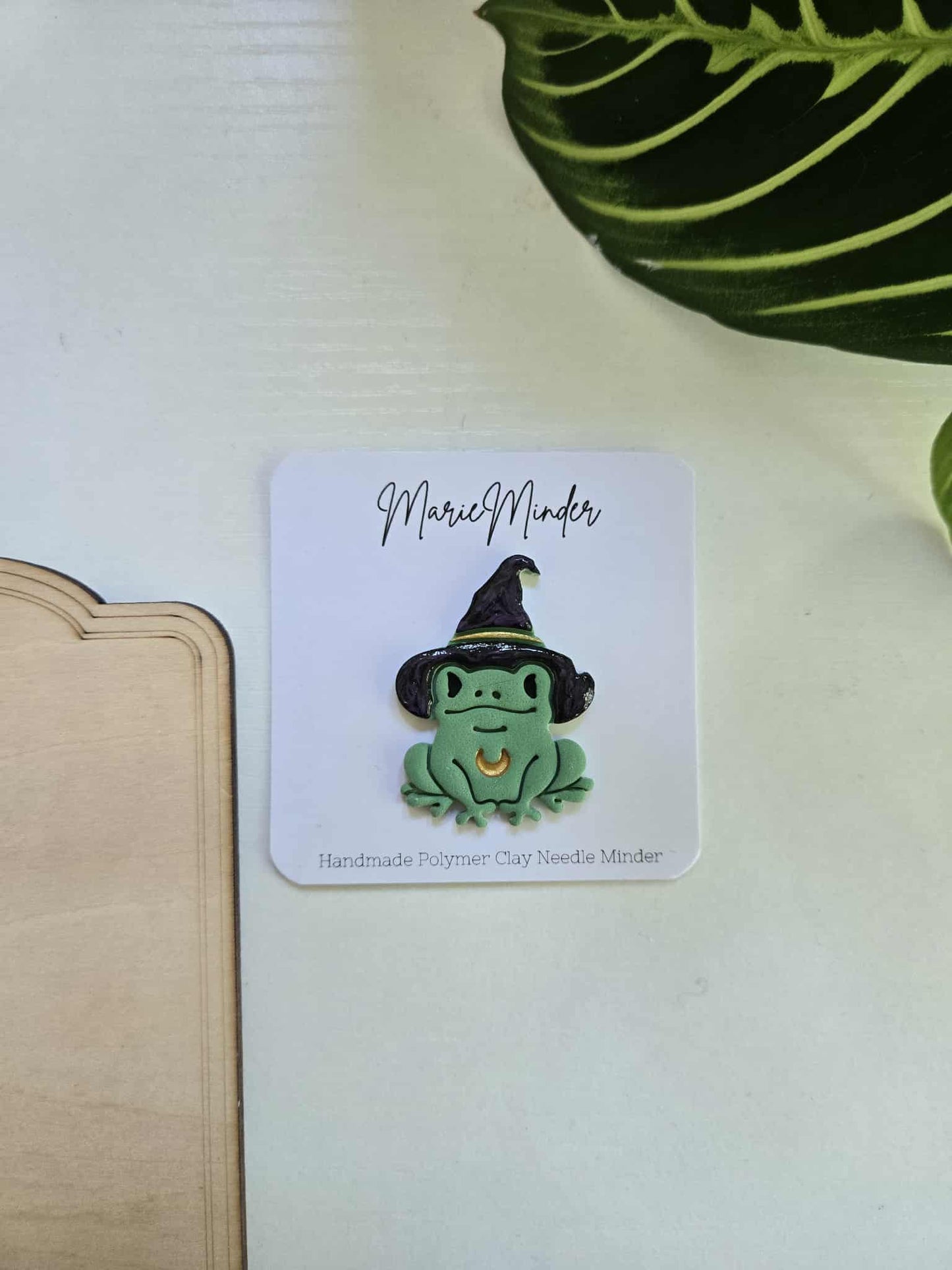 Frog in Witch Hat Needle Minder