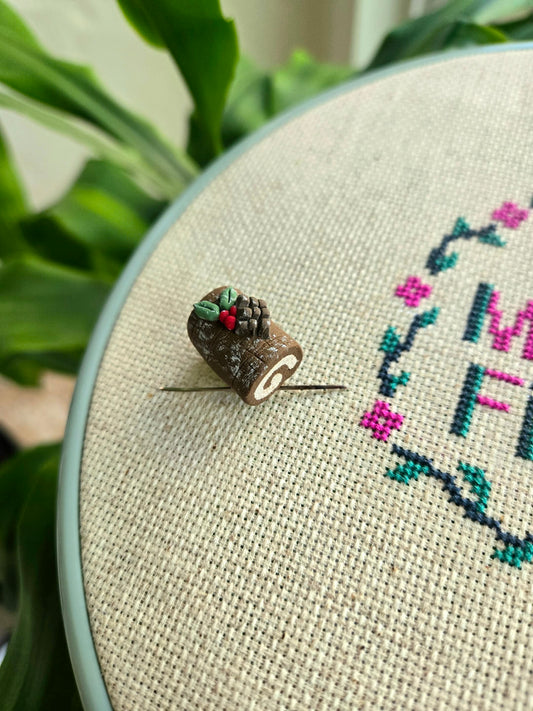 Log Cake Needle Minder
