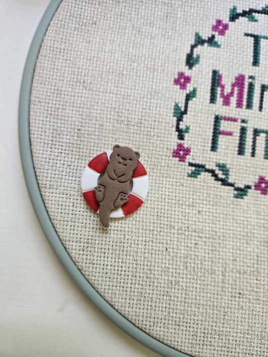 Otter with Floatie Needle Minder