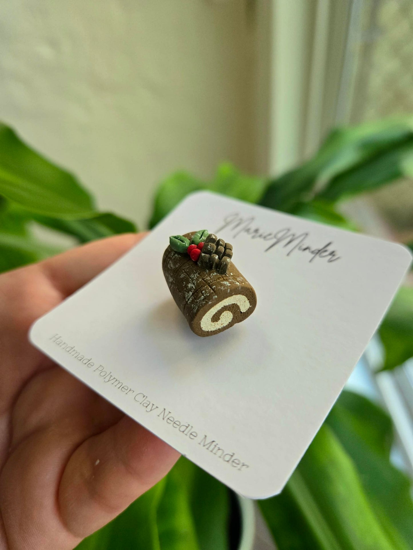 Log Cake Needle Minder