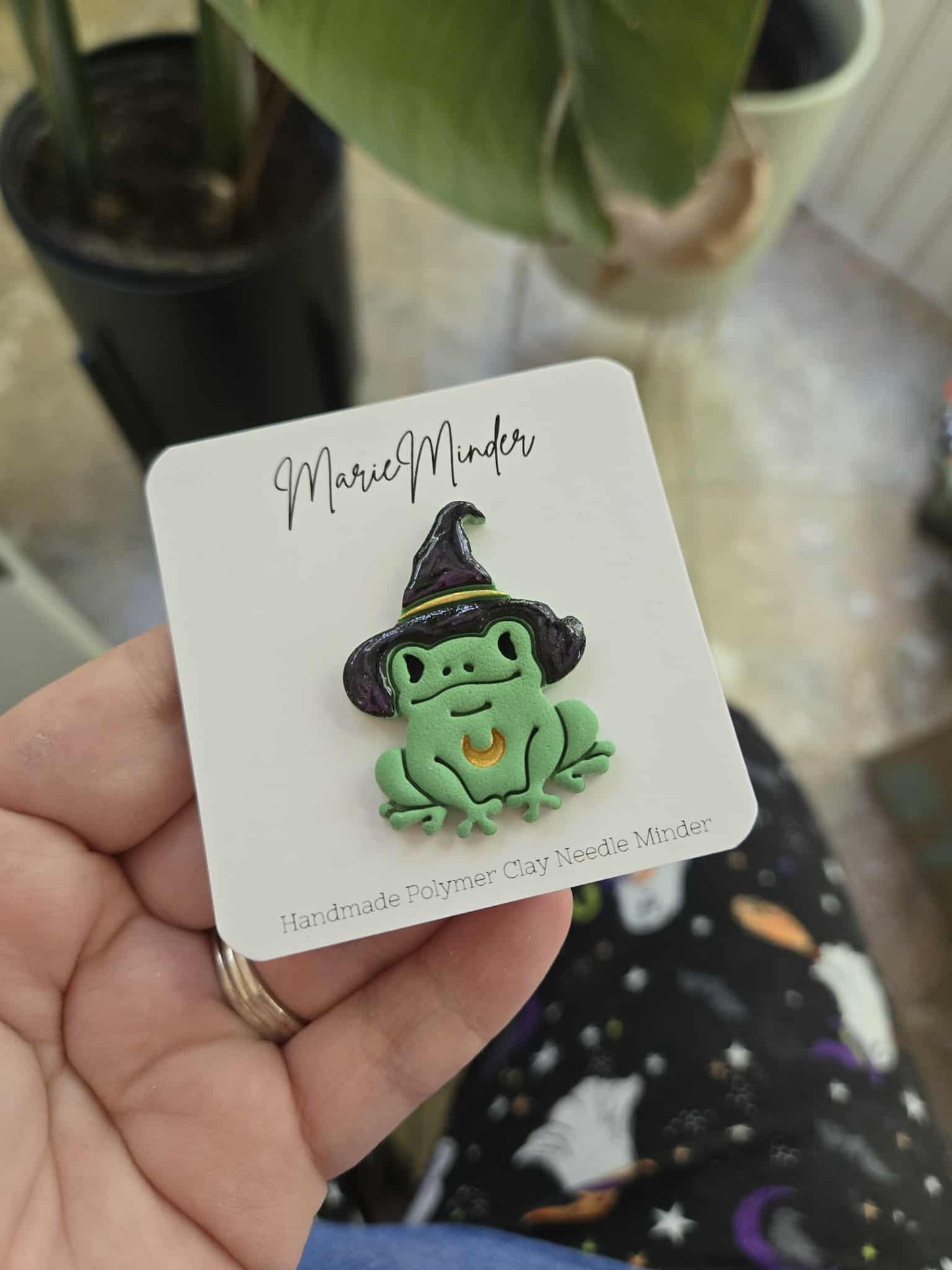 Frog in Witch Hat Needle Minder