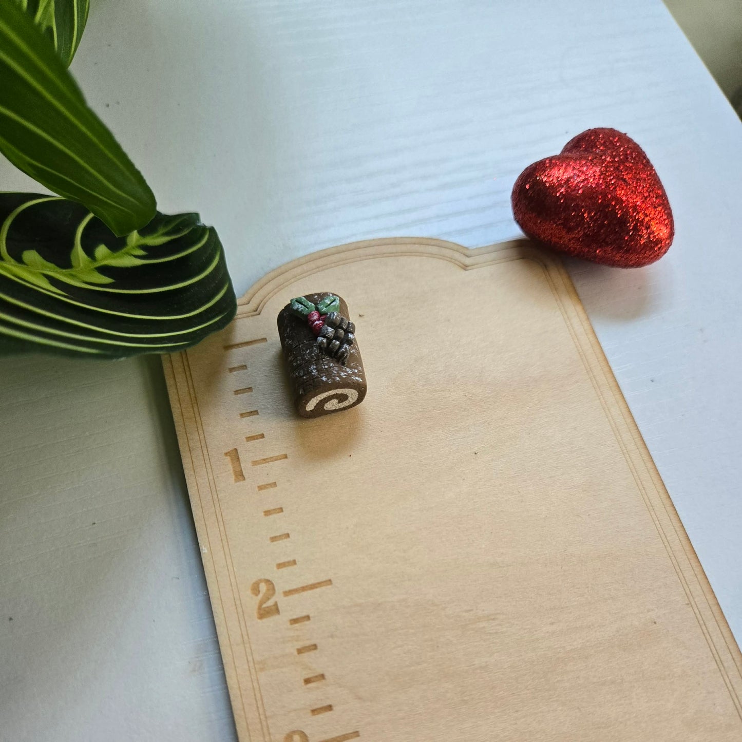 Log Cake Needle Minder