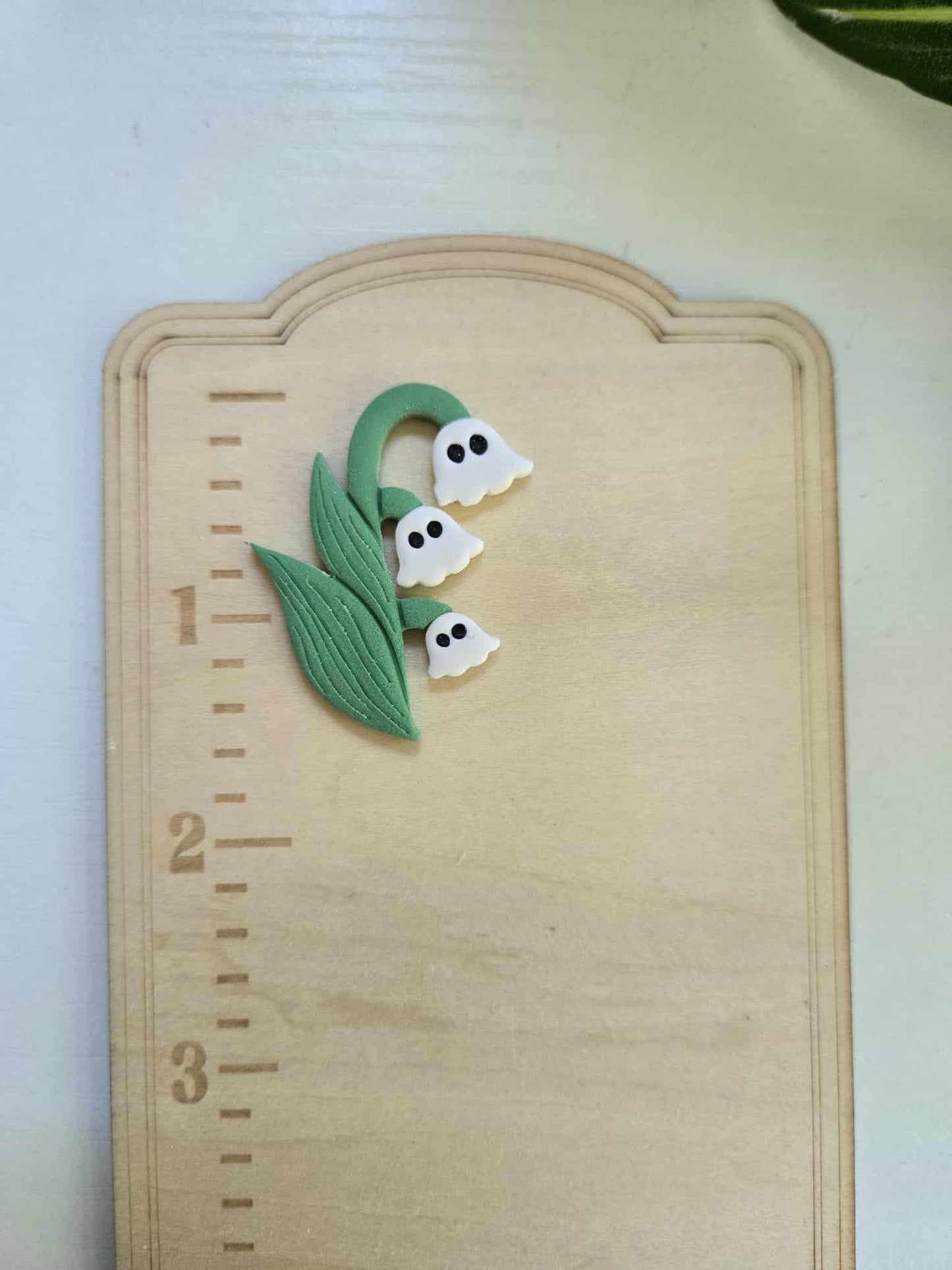 Lily of The Valley Ghosts Needle Minder