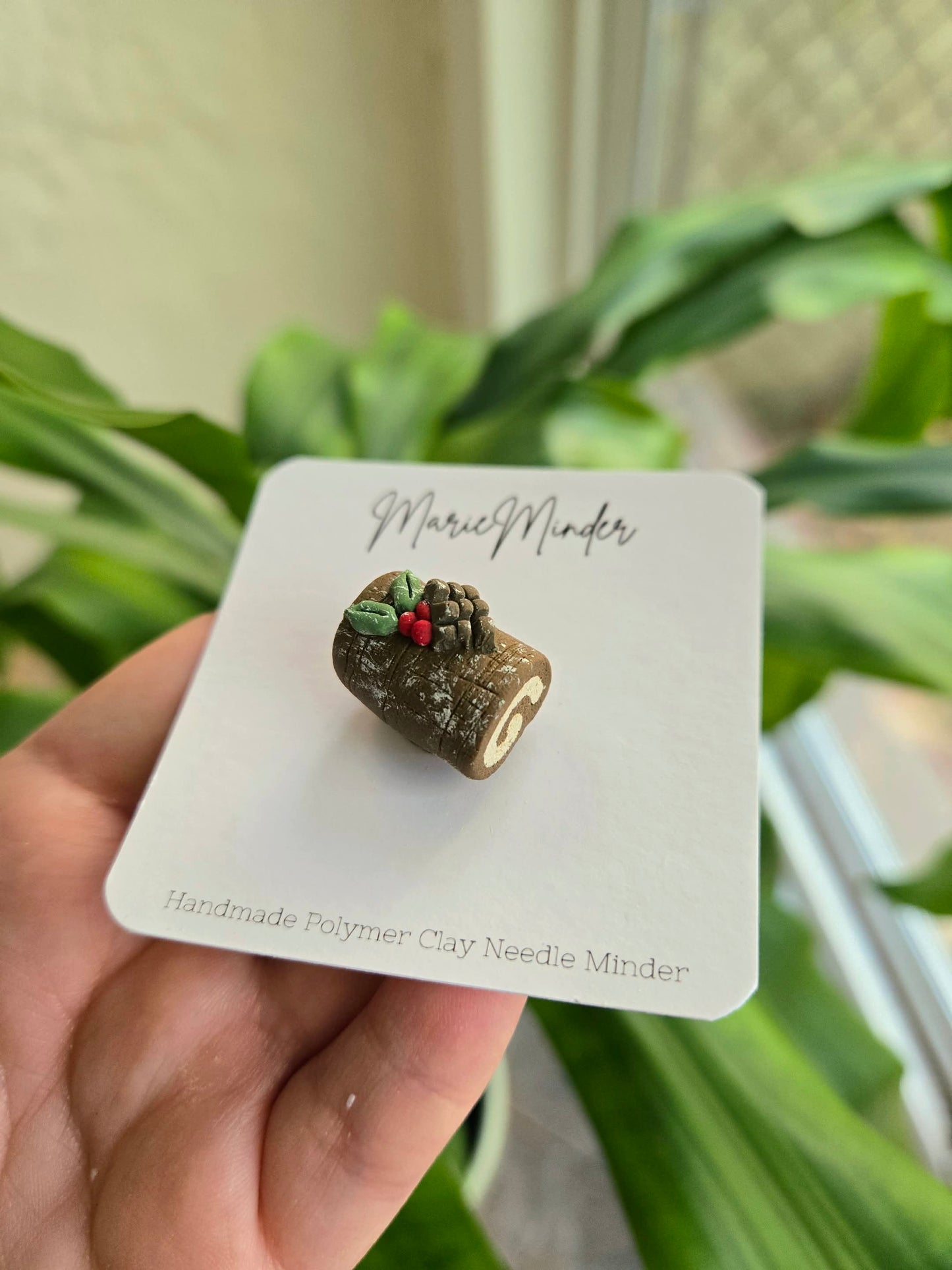 Log Cake Needle Minder